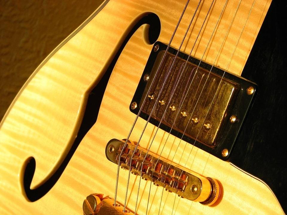 Se lancer dans la pratique musicale de la basse avec plaisir